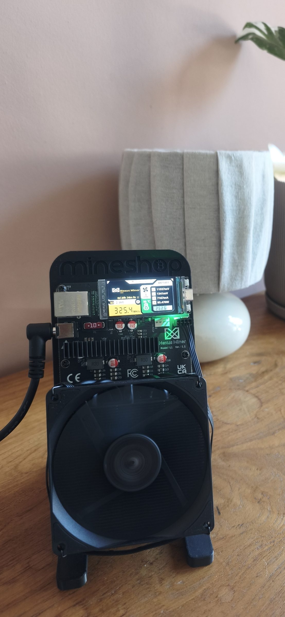 MineShop Nexus L1 with its display: 325.4 MH/s, 85.47 W, 55 °C, chip BM1491